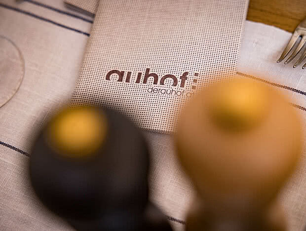 Salz und Pfefferstreuer. Im Hintergrund die "Auhof" Serviette